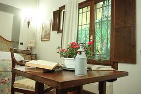 Casa del Vescovo Authentic 1600's apt with Stunning Garden and Rooftop
