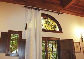 Casa del Vescovo Authentic 1600's apt with Stunning Garden and Rooftop