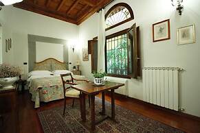 Casa del Vescovo Authentic 1600's apt with Stunning Garden and Rooftop
