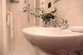 Casa del Vescovo Authentic 1600's apt with Stunning Garden and Rooftop