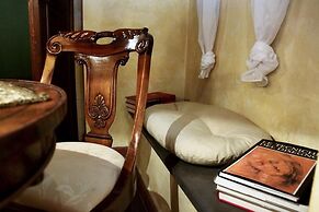 Casa del Vescovo Authentic 1600's apt with Stunning Garden and Rooftop