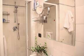 Casa del Vescovo Authentic 1600's apt with Stunning Garden and Rooftop