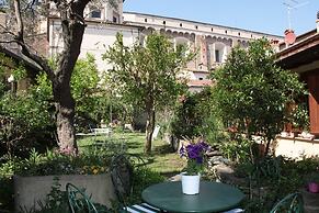 Domus Giorgio Authentic 1600's apt with Stunning Garden and Rooftop