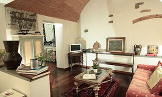 Domus Giorgio Authentic 1600's apt with Stunning Garden and Rooftop