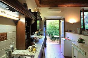 Domus Giorgio Authentic 1600's apt with Stunning Garden and Rooftop