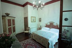 Domus Giorgio Authentic 1600's apt with Stunning Garden and Rooftop