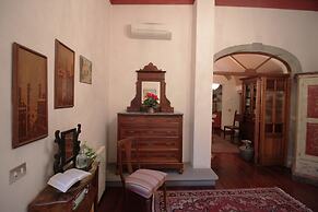 Domus Giorgio Authentic 1600's apt with Stunning Garden and Rooftop