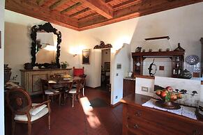 Domus Giorgio Authentic 1600's apt with Stunning Garden and Rooftop