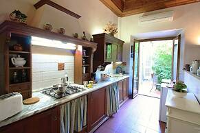 Domus Giorgio Authentic 1600's apt with Stunning Garden and Rooftop