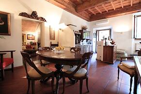 Domus Giorgio Authentic 1600's apt with Stunning Garden and Rooftop