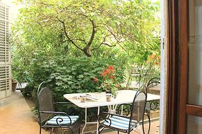 Domus Giorgio Authentic 1600's apt with Stunning Garden and Rooftop