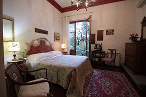 Domus Giorgio Authentic 1600's apt with Stunning Garden and Rooftop