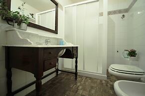 Domus Giorgio Authentic 1600's apt with Stunning Garden and Rooftop