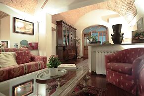 Domus Giorgio Authentic 1600's apt with Stunning Garden and Rooftop