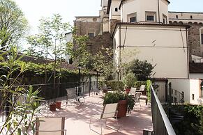 Domus Giorgio Authentic 1600's apt with Stunning Garden and Rooftop