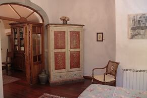 Domus Giorgio Authentic 1600's apt with Stunning Garden and Rooftop