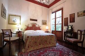 Domus Giorgio Authentic 1600's apt with Stunning Garden and Rooftop