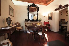 Domus Giorgio Authentic 1600's apt with Stunning Garden and Rooftop