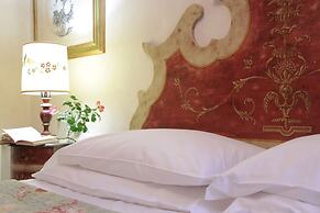 Domus Giorgio Authentic 1600's apt with Stunning Garden and Rooftop