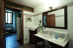 Domus Giorgio Authentic 1600's apt with Stunning Garden and Rooftop