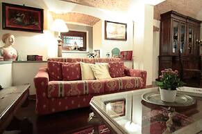 Domus Giorgio Authentic 1600's apt with Stunning Garden and Rooftop