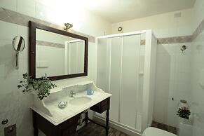 Domus Giorgio Authentic 1600's apt with Stunning Garden and Rooftop