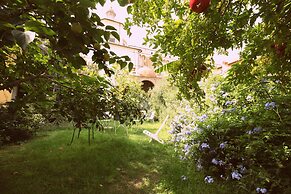 Domus Giorgio Authentic 1600's apt with Stunning Garden and Rooftop