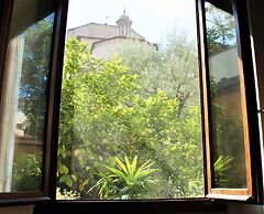 Domus Giorgio Authentic 1600's apt with Stunning Garden and Rooftop