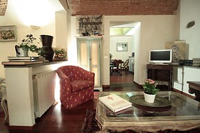 Domus Giorgio Authentic 1600's apt with Stunning Garden and Rooftop