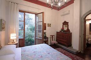 Domus Giorgio Authentic 1600's apt with Stunning Garden and Rooftop