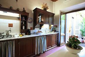 Domus Giorgio Authentic 1600's apt with Stunning Garden and Rooftop