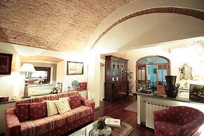 Domus Giorgio Authentic 1600's apt with Stunning Garden and Rooftop