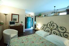 Incenso Fine Studio in quiet Residence with Garden and Rooftop