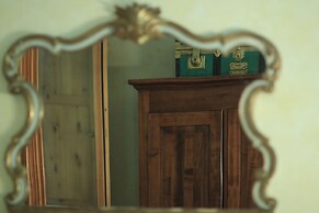 Mirra Fine Studio in quiet Residence with Garden and Rooftop