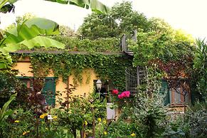 Mirra Fine Studio in quiet Residence with Garden and Rooftop