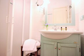 Mirra Fine Studio in quiet Residence with Garden and Rooftop