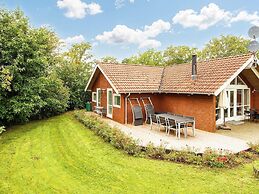 8 Person Holiday Home in Allingabro-by Traum