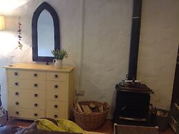 Cowshed Cottage Located nr Kynance Cove