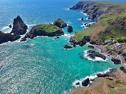 Cowshed Cottage Located nr Kynance Cove