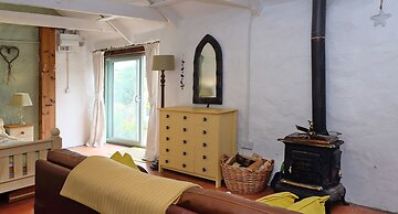 Cowshed Cottage Located nr Kynance Cove