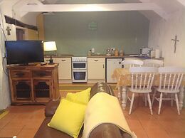 Cowshed Cottage Located nr Kynance Cove