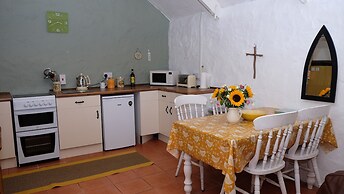 Cowshed Cottage Located nr Kynance Cove
