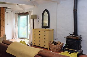 Cowshed Cottage Located nr Kynance Cove