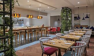 Hilton Salwa Beach Resort & Villas