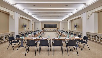 Hilton Salwa Beach Resort & Villas