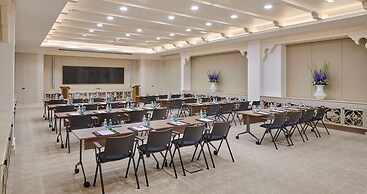 Hilton Salwa Beach Resort & Villas