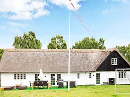 Idyllic Thatched Cottage Retreat-by Traum
