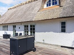 Idyllic Thatched Cottage Retreat-by Traum