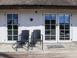 Idyllic Thatched Cottage Retreat-by Traum