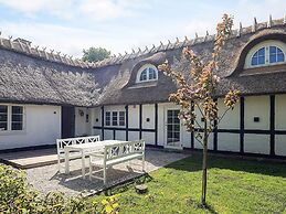 Idyllic Thatched Cottage Retreat-by Traum